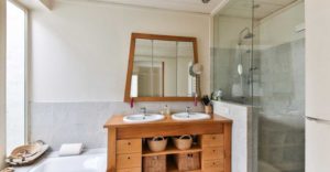 Von der Duschwand Kalk entfernen