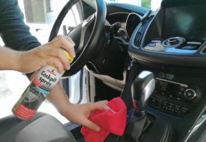 Cockpitpflege als Teil der Innenreinigung gehört dazu bei einer Autoaufbereitung